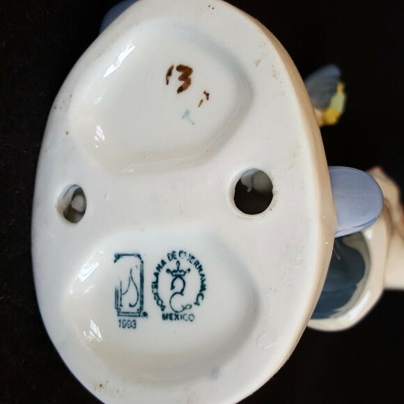 Vintage Porcelana De Cuernavaca Magician Clown Porcelain Figurine Flower 1993 - Picture 3 of 6